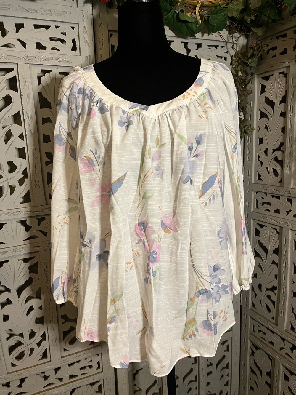 LAURA CONRAD COQUETTE WHITE WITH PASTEL FLOWERS BLOUSY TOP